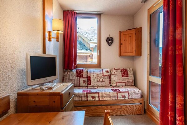 Knus appartement op de piste in Les Allues, vlakbij Méribel Mottaret - thumbnail 2