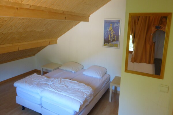 Chalet Montjoie: Ruim chalet voor 8 aan de voet van de Alpen - thumbnail 4