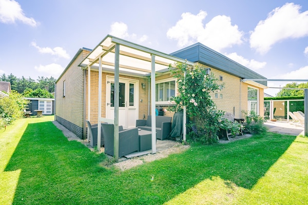 Luxe vrijstaande bosbungalow Orchismient 2 in hartje De Koog - thumbnail 1