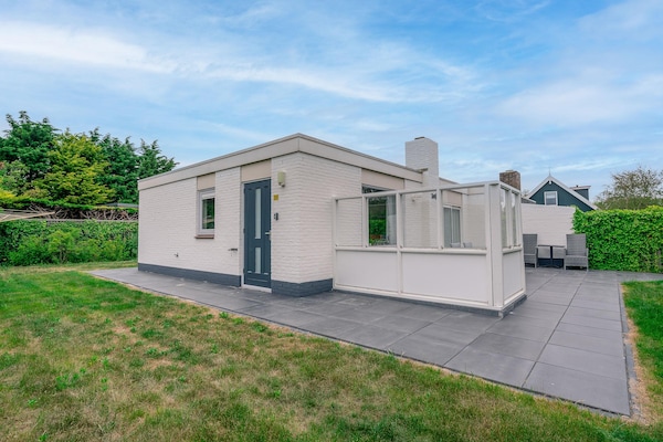 Texelfan: vrijstaande bungalow aan bosrand met omheinde tuin, 2km van strand - thumbnail 2