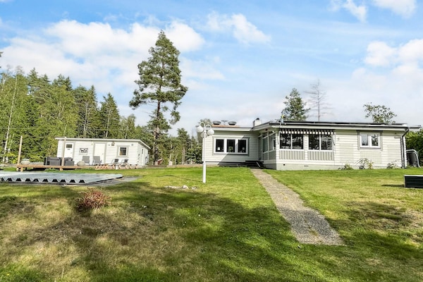 Zweeds vakantiehuis met privézwembad op 170 meter van zee in Sandvik - thumbnail 2