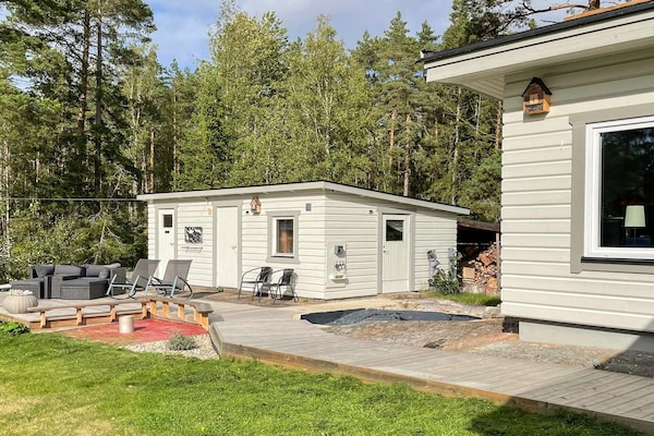 Zweeds vakantiehuis met privézwembad op 170 meter van zee in Sandvik - thumbnail 5