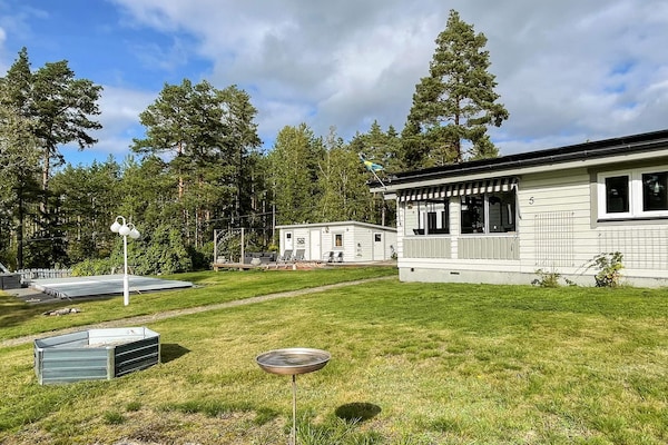 Zweeds vakantiehuis met privézwembad op 170 meter van zee in Sandvik - thumbnail 6