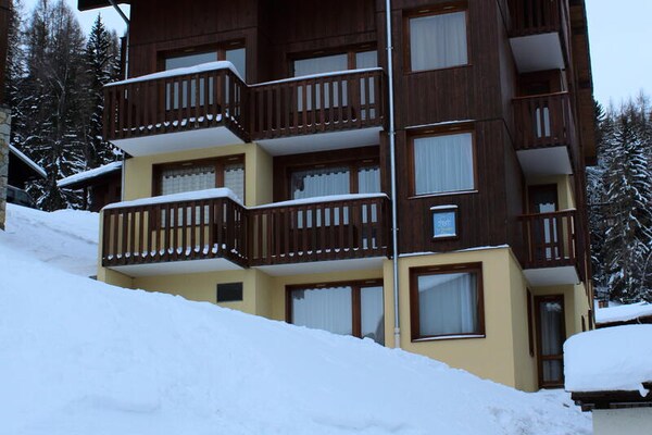 Vernieuwd appartement Les Coches: 150m van piste & balkon met dalzicht - thumbnail 1