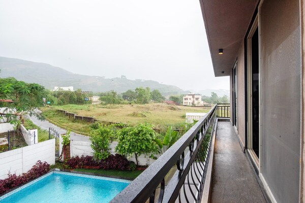 Ventara Bliss: Ruim vakantiehuis met privézwembad voor 10 personen in Lonavala - thumbnail 4