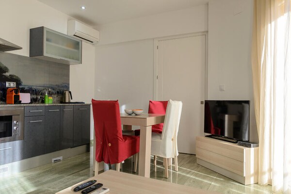 Strandappartement Empuriabrava met zeezicht, terras en gemeenschappelijke tuin - thumbnail 6