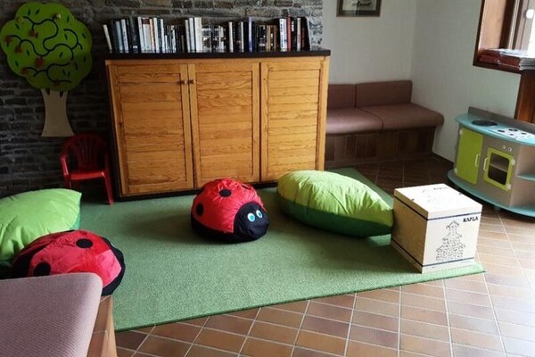 Ruim appartement voor 10 personen in Les Angles met uitzicht op de bergen - thumbnail 3