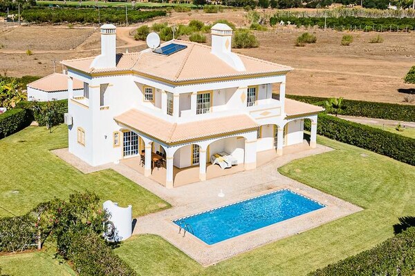 Ruim appartement in Albufeira met tuin, vlakbij strand en Salgados golfbaan - thumbnail 1