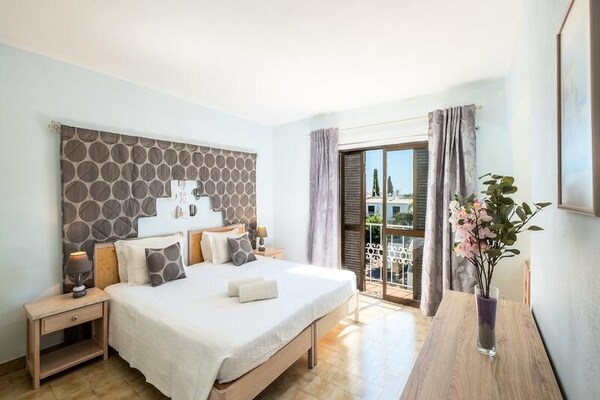 Licht appartement met gemeenschappelijk zwembad in het hart van Albufeira - thumbnail 3