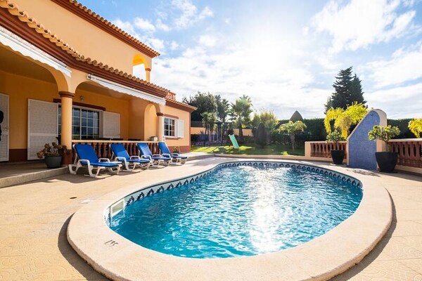 Villa Glória: Zonnig familieparadijs met privézwembad en bergzicht - thumbnail 1