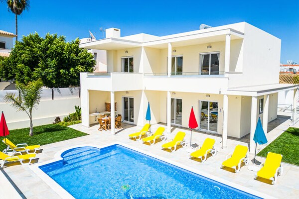 Ruim appartement met 4 slaapkamers, tuin en airco nabij oude centrum Albufeira - thumbnail 1