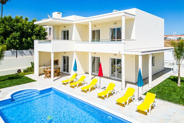 Ruim appartement met 4 slaapkamers, tuin en airco nabij oude centrum Albufeira - thumbnail 4