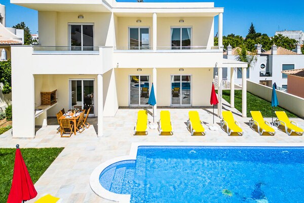 Ruim appartement met 4 slaapkamers, tuin en airco nabij oude centrum Albufeira - thumbnail 6