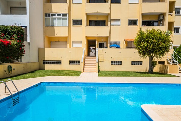 Licht appartement met zwembad in het hart van Albufeira - thumbnail 1
