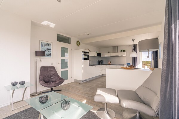 Juliana 132: Modern hoekappartement met duin- en zeezicht in De Koog - thumbnail 2