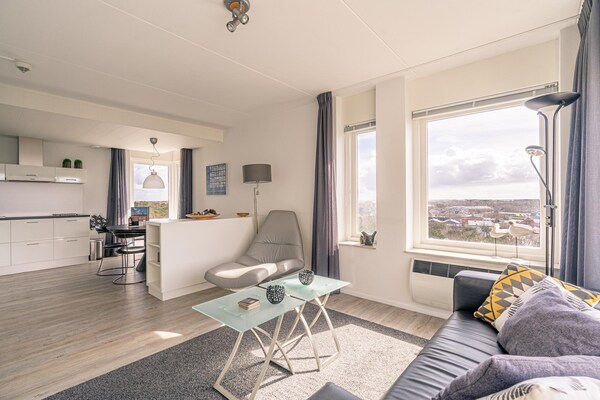 Juliana 132: Modern hoekappartement met duin- en zeezicht in De Koog - thumbnail 4