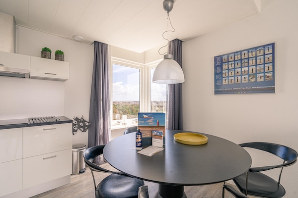 Juliana 132: Modern hoekappartement met duin- en zeezicht in De Koog - thumbnail 6
