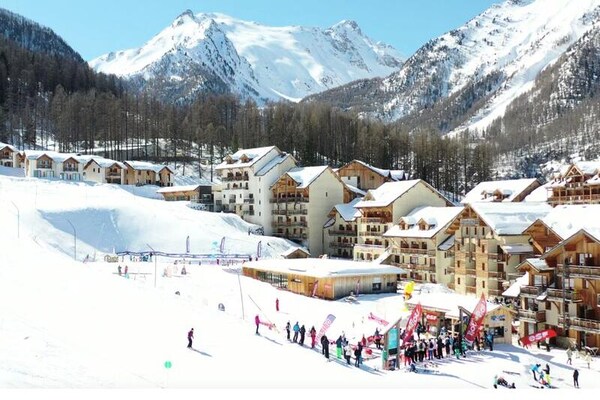 Appartement op de piste in Les Orres 1800 met zwembad en balkon - thumbnail 5