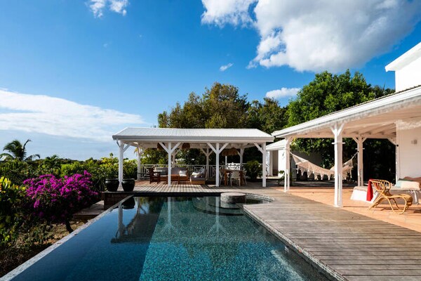 Villa Blanche in Grand-Bourg: luxe voor 11 personen met privézwembad en zeezicht - thumbnail 4