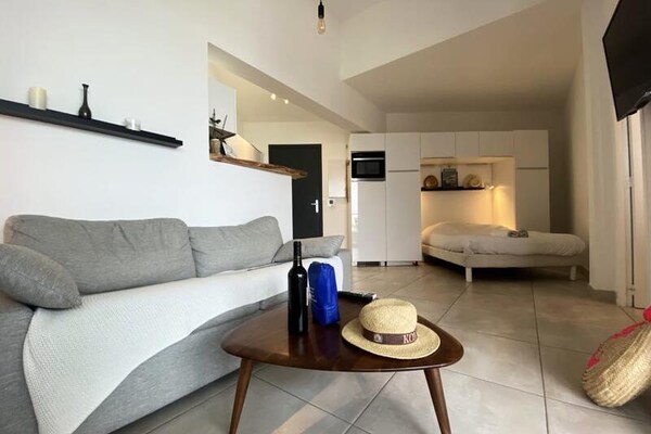 Studio met privéstrand, zeezicht en zonsondergang op het terras in Le Grau-du-Roi - thumbnail 1