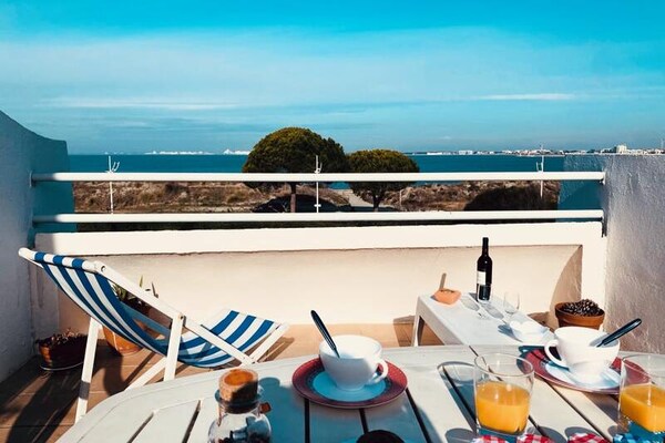 Licht appartement op de bovenste verdieping met uitzicht op zee en privé-terras - thumbnail 1