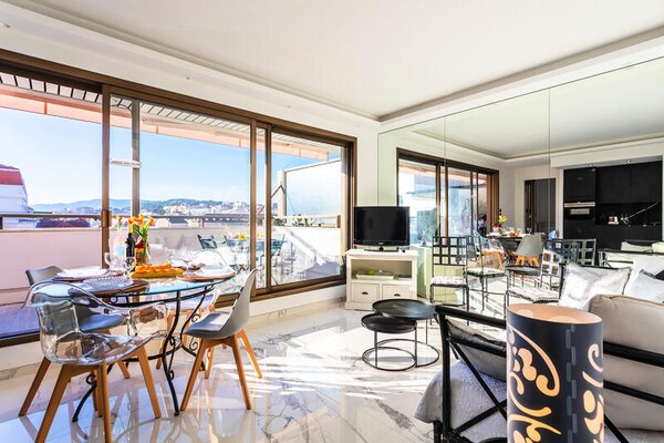 Sfeervol appartement op de 7e verdieping met panoramisch zeezicht en terras - thumbnail 1