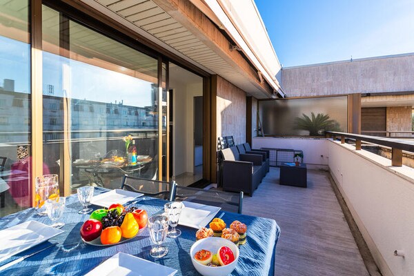Sfeervol appartement op de 7e verdieping met panoramisch zeezicht en terras - thumbnail 3