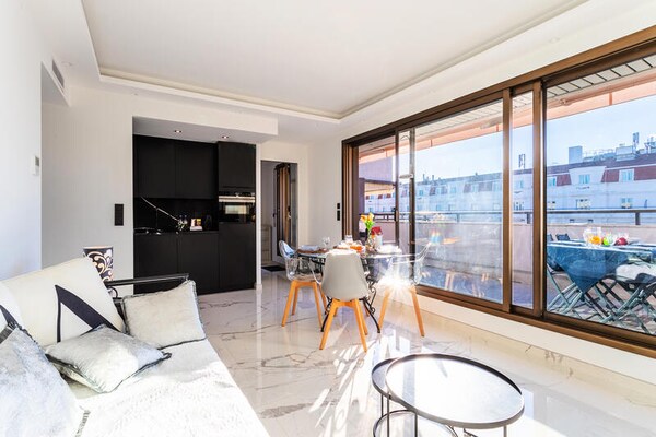 Sfeervol appartement op de 7e verdieping met panoramisch zeezicht en terras - thumbnail 6