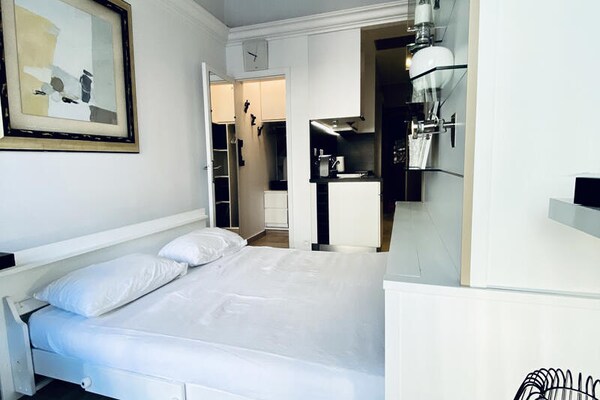 Elegante studio in hartje Cannes met uitzicht op Hotel Majestic - thumbnail 1