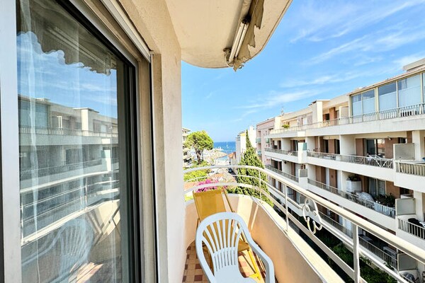 Stijlvol appartement met zeezicht in Cannes Palm Beach, 50m van het strand - thumbnail 2