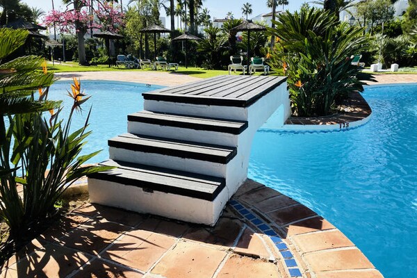 Strandappartement in Estepona met gedeeld zwembad en tropische tuin - thumbnail 4