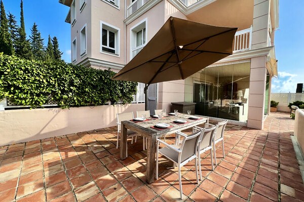 Luxe appartement met 170m² terras aan golfbaan Los Flamingos, Benahavís - thumbnail 1