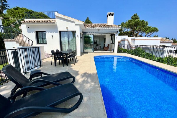 Stijlvol gerenoveerd appartement met privézwembad in La Cala de Mijas - thumbnail 1