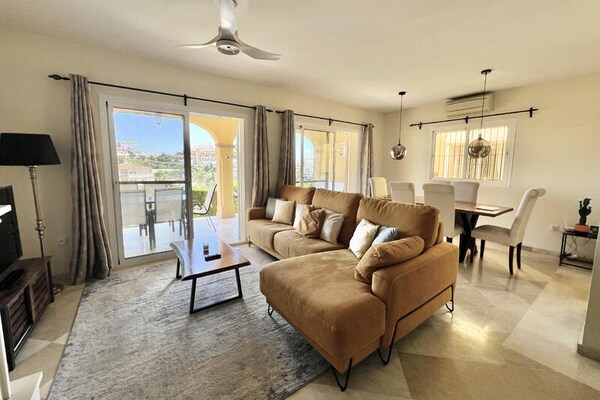 Ruim appartement in Mijas met zeezicht, zwembad en dakterras - thumbnail 1