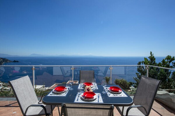 Licht appartement met panoramisch zeezicht in het hart van Praiano - thumbnail 2