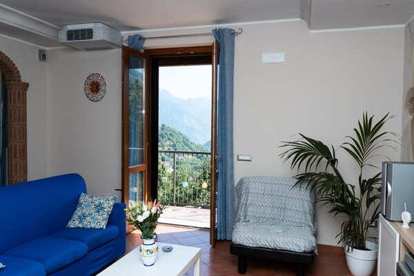 Appartement met jacuzzi en panoramisch balkon in de heuvels van Tramonti - thumbnail 4