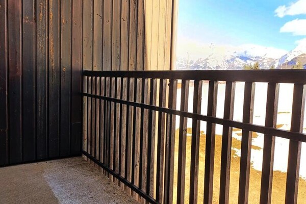 Studio op 1400m hoogte met balkon en uitzicht op de pistes in Puy-Saint-Vincent - thumbnail 1