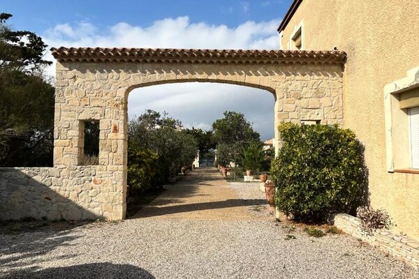 Direct aan zee: ruime villa voor 10 personen met privéstrand in Frontignan Plage - thumbnail 1