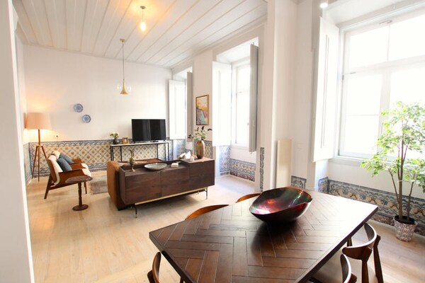 Ruim appartement met 3 slaapkamers in het bruisende Chiado, vlakbij de Taag - thumbnail 1