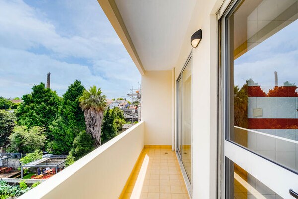 Knusse studio met balkon in bruisend Cedofeita, Porto - thumbnail 1
