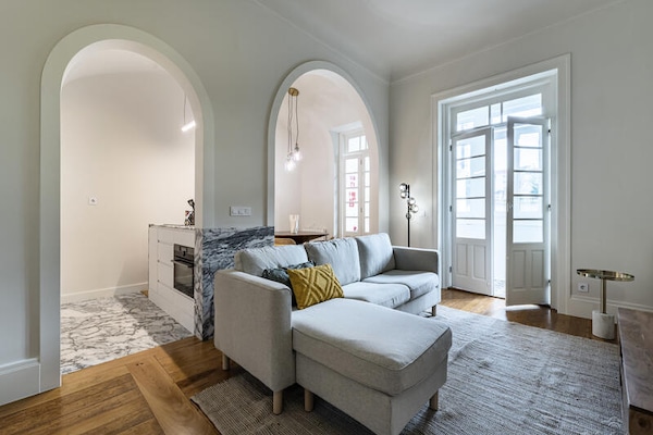 Ruim 3-slaapkamer appartement met privéterras in het hart van Porto - thumbnail 1