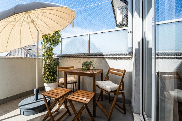 Lichtrijke studio met terras in het bruisende hart van Porto - thumbnail 1