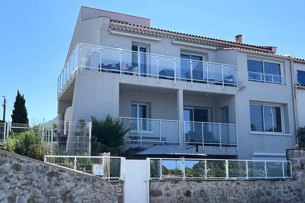 Elegant appartement aan zee in Le Pradet met panoramisch uitzicht op de Middellandse Zee - thumbnail 1
