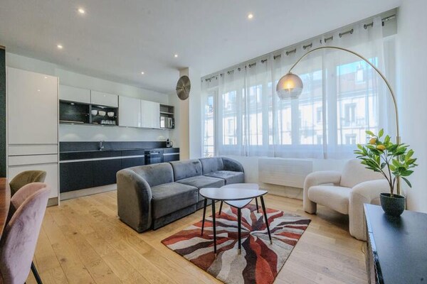 Gerenoveerd appartement met balkon in hartje Grenoble, vlakbij station - thumbnail 1