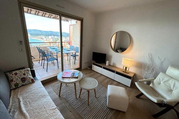 Residence Mandariniers: luxe 2-kamerappartement met zeezicht en zwembad in Le Lavandou - thumbnail 1