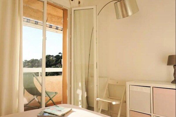 Licht appartement in Bormes-les-Mimosas met zonnig terras op het zuiden - thumbnail 2