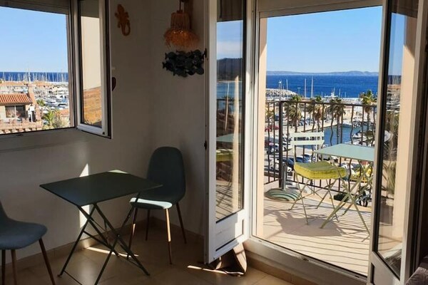 Frontaal zeezicht appartement op 200m van strand Le Lavandou - thumbnail 4