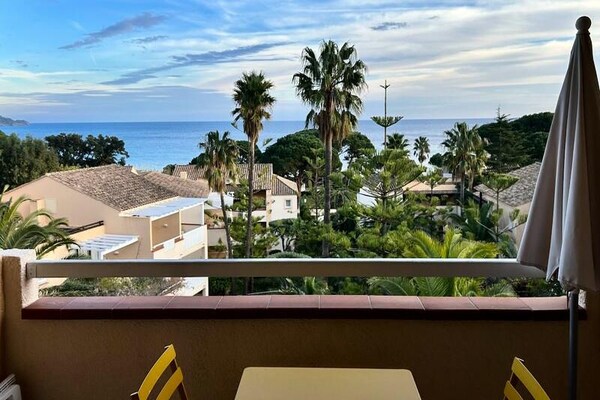 T2 appartement met zeezicht direct aan strand Pramousquier, Le Lavandou - thumbnail 1