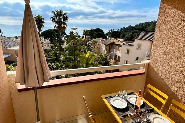 T2 appartement met zeezicht direct aan strand Pramousquier, Le Lavandou - thumbnail 3