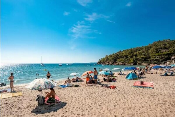 T2 appartement met zeezicht direct aan strand Pramousquier, Le Lavandou - thumbnail 5
